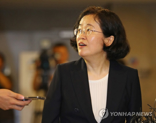 조성욱 공정거래위원장 후보자가 9일 오후 서울 중구 공정거래조정원에서 소감을 말한 후 취재진의 질문을 듣고 있다. 연합뉴스 제공